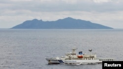 日本一艘海警船2010年10月在尖閣諸島附近巡邏（路透社）