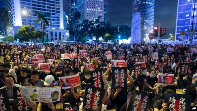香港民众2019年8月16日举行示威,要求民主。