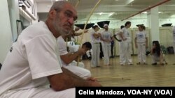 Jelon Vieira, de 63 años de edad, considera que es su obligación como "capoeirista" compartir su conocimiento y dejar este legado por donde pasa.