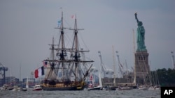 Kapal tradisional Hermione, replika kapal abad ke-18 yang membawa dukungan Perancis untuk revolusi Amerika, melewati Patung Liberty di New York, 4 Juli 2015.