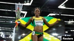 Elaine Thompson de la Jamaïque célèbre sa médaille en bronze après la finale au 60 mètres dames aux Championnats mondiaux d’athlétisme en salle à Portland, Oregon, 19 mars 2016.