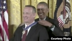 汤姆汉克斯2016年获得最高公民奖。（美国之音网站截图）
