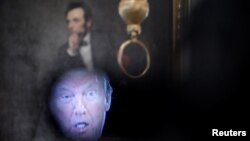 El presidente de EE.UU., Donald Trump, visto a través de la mirilla de una cámara durante una mesa redonda con empresarios celebrada en la Casa Blanca.