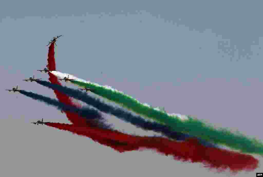 نیروی هوایی امارات در حال اجرای حرکات نمایشی در نمایشگاه هوایی دبی. نمایشگاه هوایی دبی روز ۸ نوامبر آغاز شد. در این نمایشگاه انتظار زیادی نمی رود که قرارداد های عمده ای به نسبت نمایشگاه قبل امضا شود.