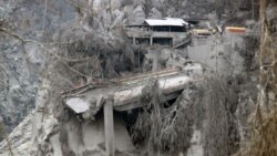 Jembatan Perak yang menghubungkan Kabupaten Lumajang dan Kabupaten Malang terlihat ambruk diterjang guguran awan panas Gunung Semeru yang terjadi pada 4 Desember 2021. Foto diambil pada 7 Desember 2021. (Foto: VOA/Indra Yoga)