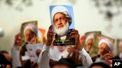 شیعیان که اکثریت بحرین را دارند، در تجمع های خود عکس عیسی قاسم را در دست دارند. 