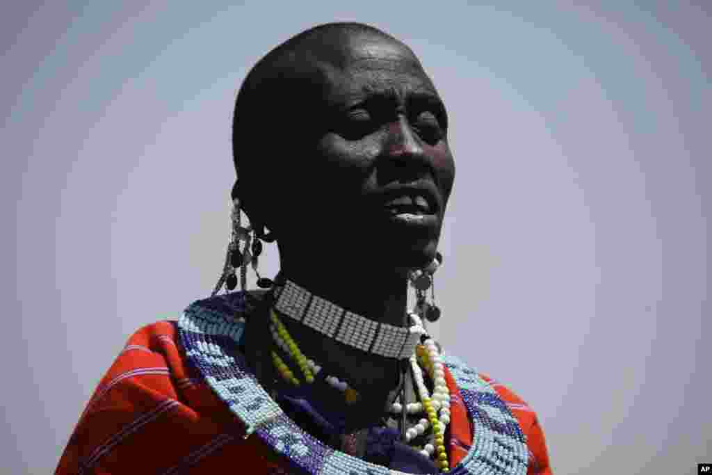 Une femme de la tribu Maasai danse dans un village à la périphérie de Serengeti, dans le nord de la Tanzanie, lundi 12 août 2013.