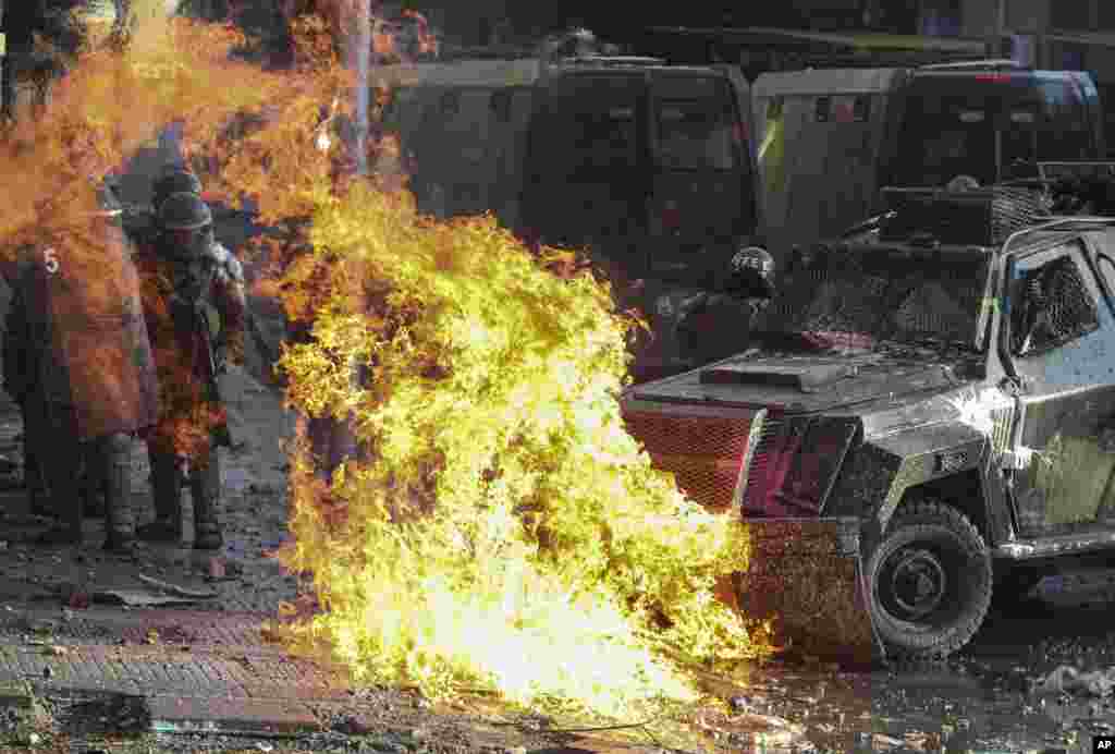 Un explosivo impacta a un carro policial durante la jornada del Paro Nacional en Chile, el martes 12 de noviembre de 2019