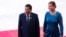 Presiden Filipina Rodrigo Duterte (kiri) dan putrinya Sara Duterte tiba untuk menghadiri pembukaan Konferensi Tahunan Forum Boao untuk Asia (BFA) 2018 di Boao, Provinsi Hainan, China selatan pada 10 April 2018. (Foto: AFP)
