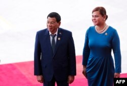 Presiden Filipina Rodrigo Duterte (kiri) dan putrinya Sara Duterte dalam pembukaan Konferensi Tahunan Forum Boao untuk Asia (BFA) 2018 di Boao, provinsi Hainan, China selatan, 10 April 2018.