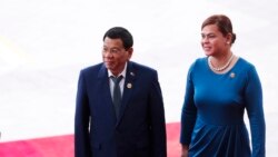 Presiden Filipina Rodrigo Duterte (kiri) dan putrinya Sara Duterte saat menghadiri pembukaan Konferensi Tahunan Forum Boao untuk Asia (BFA) 2018 di Boao, provinsi Hainan, China selatan, 10 April 2018. (AFP)