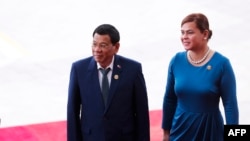Presiden Filipina Rodrigo Duterte (kiri) dan putrinya Sara Duterte saat menghadiri pembukaan Konferensi Tahunan Forum Boao untuk Asia (BFA) 2018 di Boao, provinsi Hainan, China selatan, 10 April 2018. (AFP)