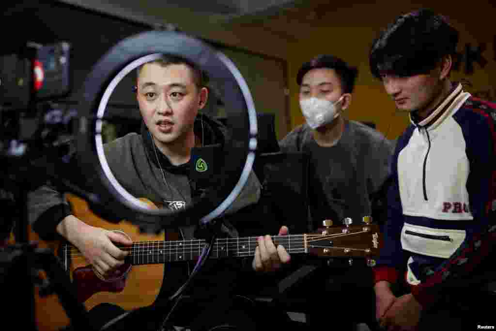 چین میں موسیقار لائیو اسٹریمنگ کے ذریعے پرفارم کر رہے ہیں۔ ملک بھر میں بہت سی ویڈیو شیئرنگ ویب سائٹس کے ذریعے لائیو اسٹیریمنگ سینشز جاری ہیں۔