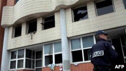 Zjarri shkatërron zyrat e një gazete satirike në Paris