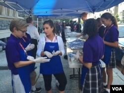 Volunteers with Catholic Charities distribute food in Washington. (K. Gypson/VOA)