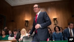 El secretario del Tesoro, Steven Mnuchin llega a la audiencia de la Comisión Bancaria del Senado, el18 de mayo para declarar sobre política tributaria.