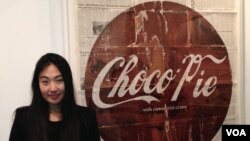 미국 뉴욕의 한국인 미술가 채진주 씨가 초코파이를 이용해 북한의 사회 변화를 형상화한 자신의 작품 앞에 서있다.