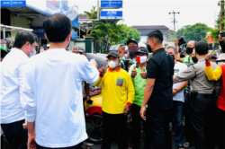 Jokowi menyusuri Jalan Malioboro dari Istana Kepresidenan Gedung Agung. (Foto: Courtesy/Humas Pemda Yogya)