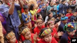 ၂၀၁၅ေရြးေကာက္ပြဲအၾကိဳ မဲဆြယ္စည္းရံုးပြဲမွာ NLD ရွမ္းတိုင္းရင္းသားမ်ား ကိုေတြ႔ရစဥ္ 