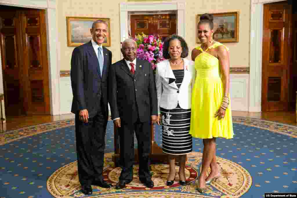Presidente Barack Obama e a Primeira-dama Michelle Obama com Armando Emílio Guebuza, Presidente da República de Moçambique, e a Primeira-dama Maria Da Luz Guebuza, na Sala Azul da Casa Branca por ocasião do jantar pela Cimeira Estados Unidos/ Líderes Afri