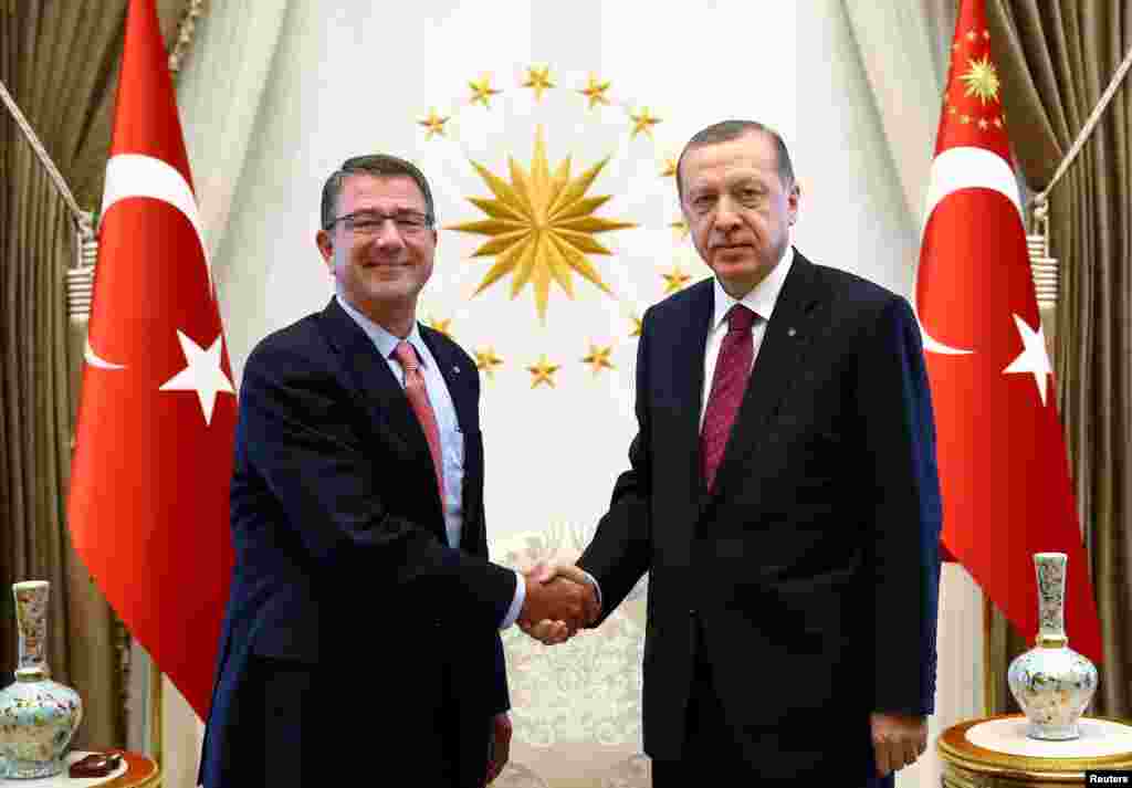 ملاقات&nbsp;رجب طیب اردوغان&nbsp;، رئیس جمهور ترکیه با اشتون کارتر، وزیر دفاع آمریکا، در کاخ ریاست جمهوری در آنکارا، ترکیه.
