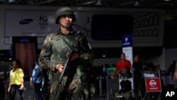 نیروی امنیتی برزیل حین گشت در فرودگاه