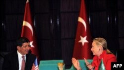 Menlu AS Hillary Clinton (kanan) melakukan pembicaraan dengan Menlu Turki, Ahmet Davutoglu di Istanbul (6/6).