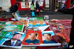 在中国山西省古交的一条街上摆摊出售的习近平、毛泽东等中国5位最高领导人的肖像（2015年2月5日）。