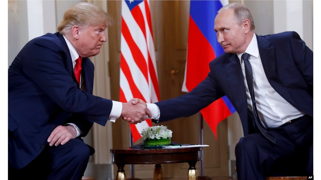 Predsednik SAD, Donald Tramp, i predsednik Rusije, Vladimir Putin, rukuju se na početku sastanka u Predsedničkoj palati u Helsinkiju, Finska, 16. jula 2018.