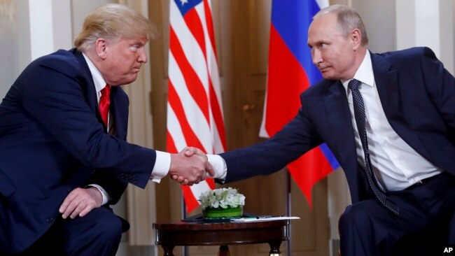 ABŞ prezidenti Donald Tramp və Rusiya prezidenti Vladimir Putinlə Helsinkidə sammitdə 16 iyul, 2018.