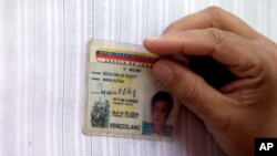 Un votante busca su nombre en el padrón electoral en Caracas, durante las elecciones primarias opositoras.