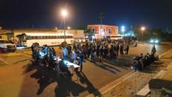 Un grupo de migrantes es procesado por funcionarios de inmigración luego de cruzar desde la frontera mexicana en Roma, Texas, EE.UU., el 30 de septiembre de 2021.