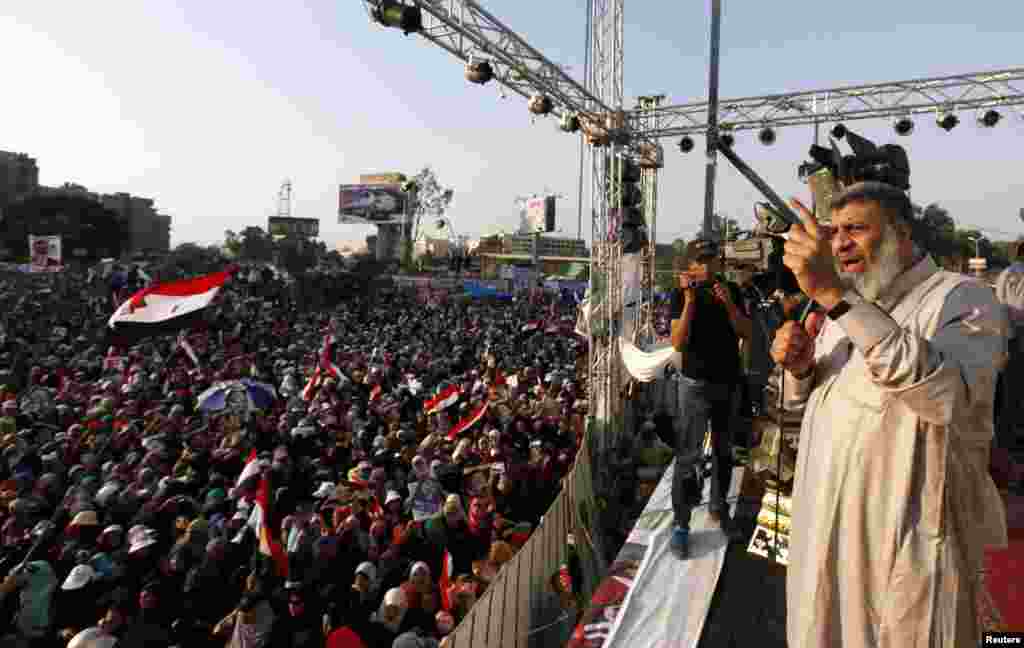Muslim Brotherhood leader Asem Abd-ElMaged delivers a speech to supporters of deposed Egyptian President Mohamed Morsi, Cairo, July 7, 2013. 