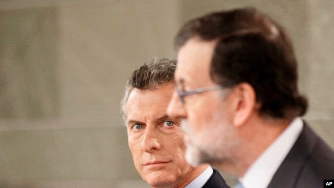 El presidente de Argentina, Mauricio Macri y el presidente español Mariano Rajoy, durante una conferencia de prensa conjunta después de su reunión en el Palacio de la Moncloa en Madrid, España, el jueves 23 de febrero de 2017.