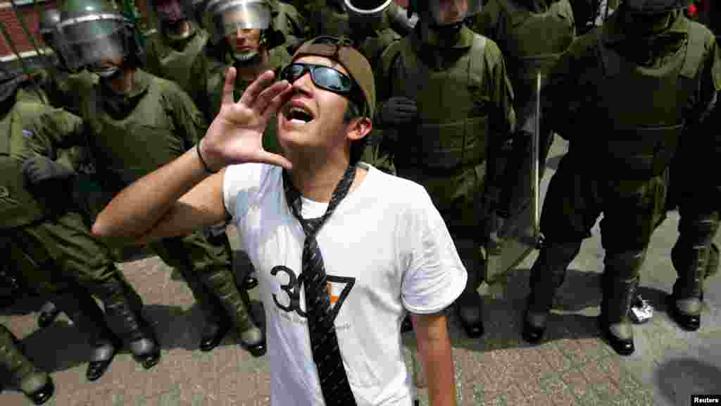 Un estudiante de secundaria chileno grita consignas antigubernamentales durante las protestas contra el gobierno de Sebastián Piñera.