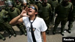Los opositores en Chile van ahora por el todo. Y los jóvenes repiten la consigna. 