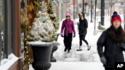 Visitantes caminan hacia el Hotel on North, en Pittsfield, Massachusetts, el domingo 20 de enero de 2019. Una gran tormenta invernal ha traído una de las temperaturas más bajas de la temporada a una gran parte de EE.UU.