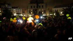 People hold illuminated balloons as they gather to mark Earth Hour in Madrid, March 25, 2017. Earth Hour is marked around the world, with millions expected turn out the lights to raise awareness about climate change.