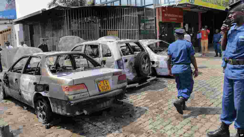 A Polícia do Burundi inspecciona p local onde uma granada explodiu no estacionamento de um banco no centro da cidade da capital Bujumbura, Burundi, 29 de Maio, 2015