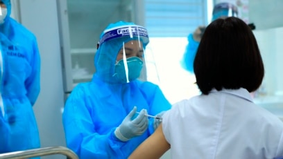 Một nhân viên y tế được tiêm vaccine AstraZeneca ở Hà Nội.