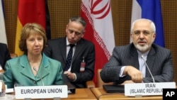 European Union foreign policy chief Catherine Ashton (L) and Iranian Foreign Minister Mohamad Javad Zarif (R) wait for the start of closed-door nuclear talks in Vienna, Austria, March 18, 2014.