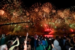 Warga di Brisbane, Australia, menyambut pengumuman Komite Olimpiade Internasional mengenai terpilihnya Brisbane sebagai tuan rumah Olimpiade 2032, dengan perayaan kembang api, Rabu, 21 Juli 2021. (AP)