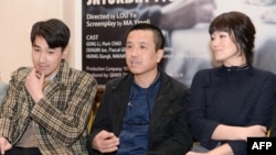 在上海，导演娄烨（中）、领衔主演巩俐（右）和赵又廷在他们主创的电影《兰心大剧院》的新闻发布会上（2018年2月14日）。