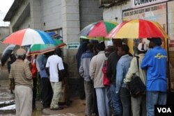 Zambians brave the heavy seasonal rains to cast their vote at Chawama township, Lusaka, Zambia, Jan. 20, 2015. (Gillian Parker/VOA)