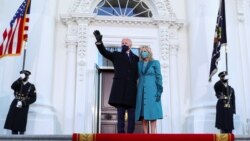 Predsednik Džozef Bajden i prva dama Džil Bajden pred Belom kućom, Foto: Reuters