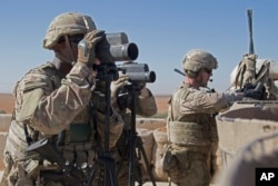 지난해 11월 시리아 만비즈에서 미군들이 경계근무를 서고 있다.
