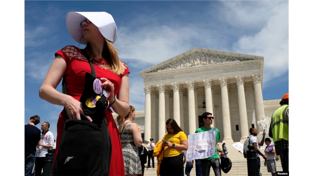 Una mujer vestida con un traje inspirado en la novela The Handsmaid's Tale de Margaret Atwood, acompaña una protesta contra leyes antiaborto aprobadas recientemente en varios estados de EE.UU. Washington, mayo 21 de 2019.