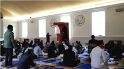Suasana salat di masjid komunitas Indonesia, IMAAM Center, Maryland (dok: VOA)
