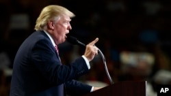 Kandidat presiden AS dari Partai Republik, Donald Trump, berbicara dalam kampanye di Kissimmee, Florida (11/8). (AP/Evan Vucci)