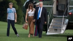 Дональд Трамп, Мелания Трамп, и их сын Баррон на Южной лужайке Белого дома в Вашингтоне. 11 июня 2017 года.